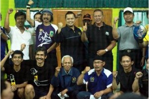 Wakil Bupati Kuningan berfoto bersama dengan sejumlah wartawan sebelum pertandingan bulutangkis digelar.